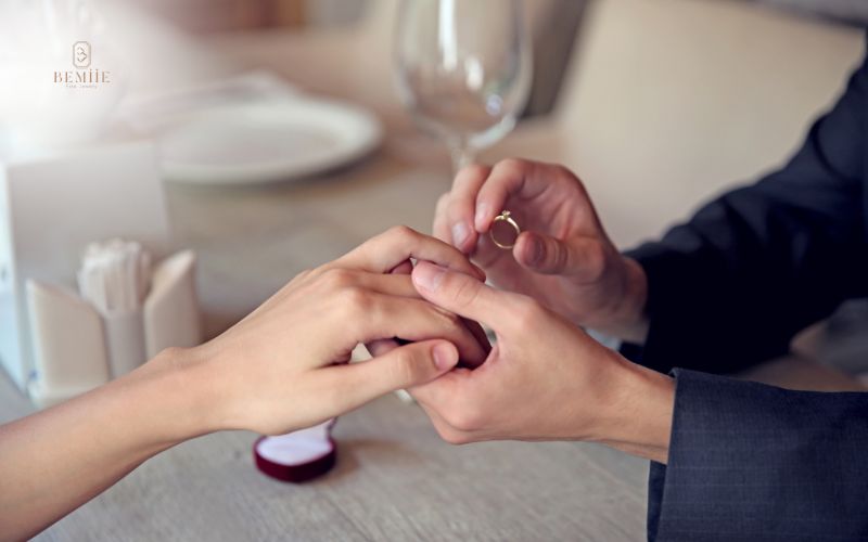 Cầu hôn là gì?