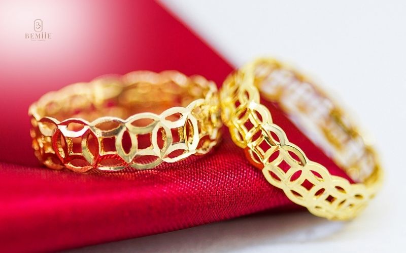 đeo nhẫn ngón nào giữ tiền
